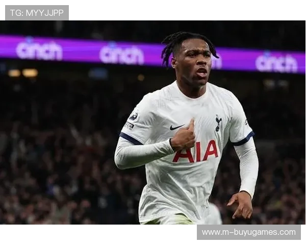 本戴维斯巩固热刺左路防线展现防守稳健助球队保持竞争力