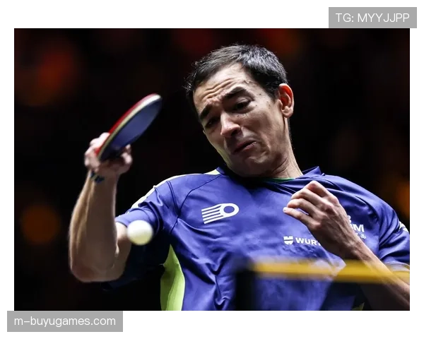 赛场温情一幕：巴西选手卡尔德拉诺为小球童签名并合影